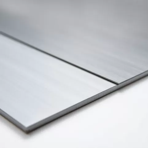 Jaka blacha na podłogę do rozrzutnika